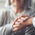 El alzhéimer en Galicia: 70.500 personas afectadas y una red familiar que sostiene sus cuidados