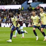 El Arsenal asalta Villa Park y sigue con paso firme