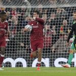 El Atlético vuelve a empezar la liguilla de la Champions League con derrota en Anfield