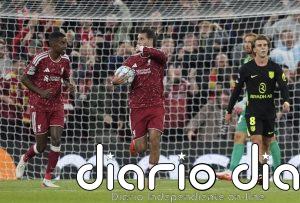 El Atlético vuelve a empezar la liguilla de la Champions League con derrota en Anfield