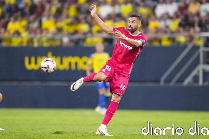 El Ceuta estrena victoria y el Tenerife se lo impide al Cádiz