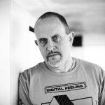 El escritor Ginés Sánchez aborda la transformación y amor trágico en la novela 'La extraña enfermedad de Bryan Macías'