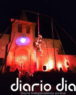 El espectáculo 'La sombra y la ceniza' convierte la vida de Miguel Servet en teatro, danza, acrobacia y fuego Acrobacia en Villanueva de Sijena en recuerdo de Miguel Servet.