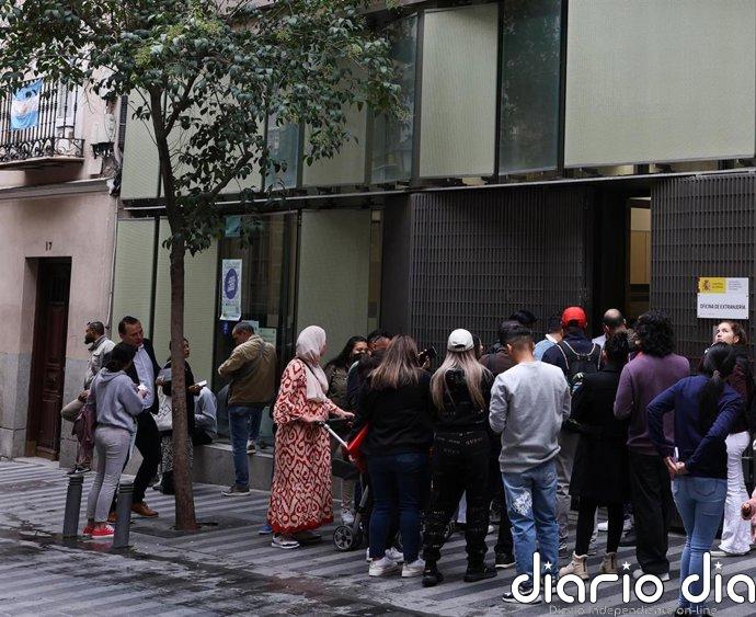 El Gobierno activa un plan de choque de 45 días con refuerzo voluntario en Extranjería para agilizar la regularización