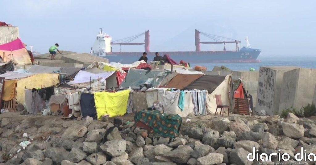 El Gobierno ceutí pide el desalojo urgente de los cientos de inmigrantes asentados en playa Benítez