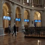 El Ibex 35 abre con un alza del 0,7% y supera los 19.700 puntos, con el petróleo cayendo a 105 dólares