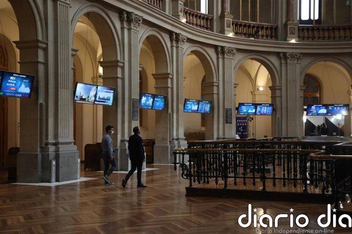El Ibex 35 abre con un alza del 0,7% y supera los 19.700 puntos, con el petróleo cayendo a 105 dólares