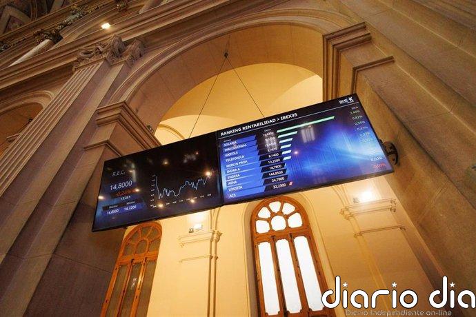 El Ibex 35 sube un 0,2% en la media sesión, con el brent por encima de los 105 dólares el barril