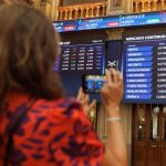 El Ibex 35 sube un 0,6% en la apertura y roza los 19.900 puntos, con el petróleo a menos de 99 dólares