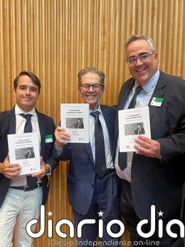 El IEE y el Instituto Juan de Mariana defienden una fiscalidad competitiva para impulsar inversión y empleo Diego Sánchez de la Cruz, ,Arthur B. Laffer y Gregorio Izquierdo.
