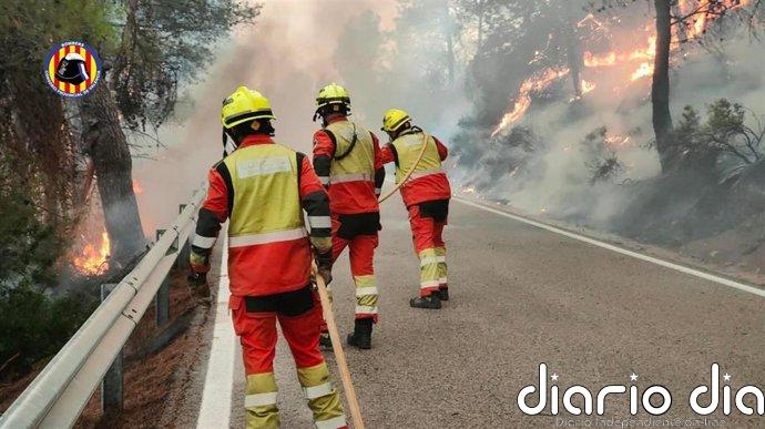 El incendio de Tuéjar quema 690 hectáreas y obliga a desalojar a unas 25 personas