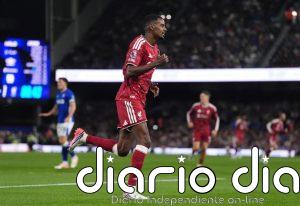 El Liverpool de Iraola consigue su primera victoria en la Premier gracias a un doblete de Isak