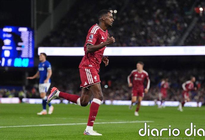 El Liverpool de Iraola consigue su primera victoria en la Premier gracias a un doblete de Isak