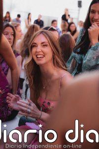 El look de Chiara Ferragni en la MBFWM que resume el verano en un solo estilismo