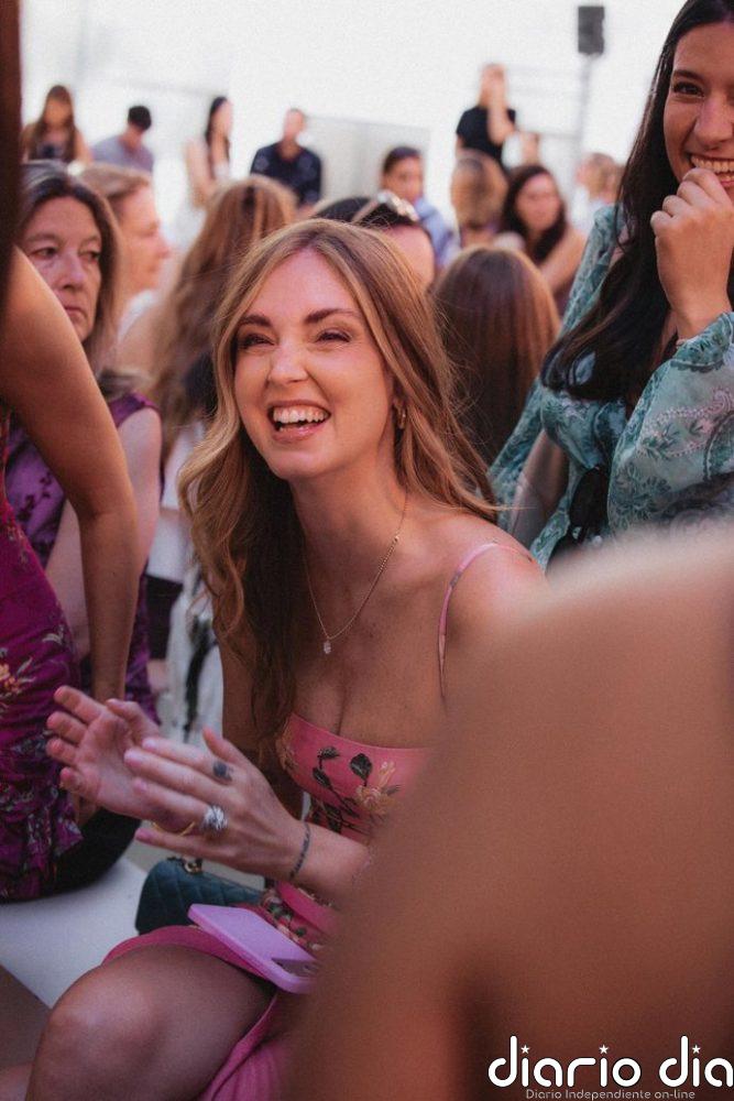 El look de Chiara Ferragni en la MBFWM que resume el verano en un solo estilismo