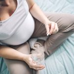 El paracetamol durante el embarazo se relaciona con cambios en los ovarios de las bebés, pero no prueba que los cause