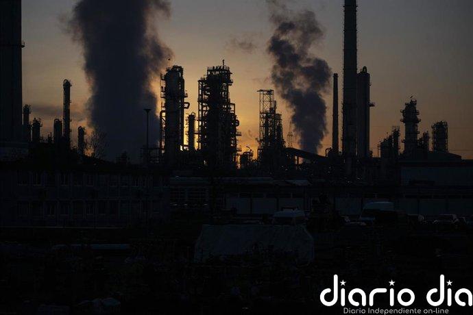 El petróleo baja de los 100 dólares por primera vez en más de diez días