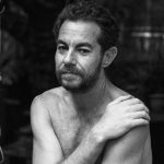El poeta Alberto Caride "convida al canto desde la conciencia de lo frágil" con su quinto poemario 'Amar el símil'