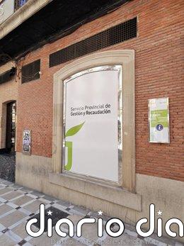 El PP de Jaén señala el "brutal impacto" que supone para la ciudadanía el impuesto sobre el tratamiento de la basura Oficina del Servicio Provincial de Gestión y Recaudación en Jaén.