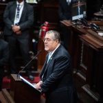 El presidente de Guatemala acusa a políticos y narcotraficantes de financiar bloqueos de carreteras