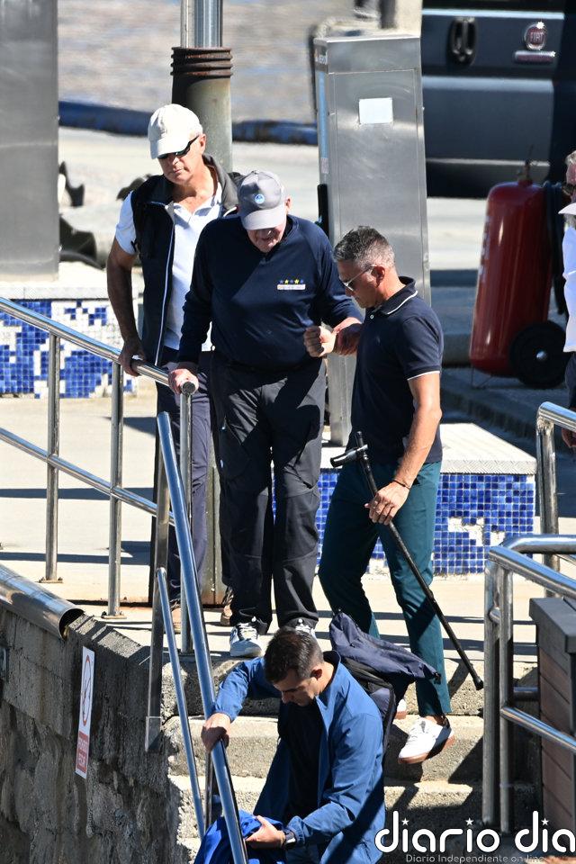 El rey Juan Carlos I vuelve a disfrutar del mar en Sanxenxo junto a la infanta Elena y María Zurita