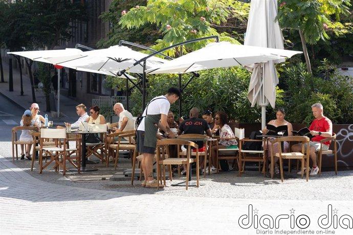 El sector servicios español mantuvo un fuerte crecimiento en agosto, aunque modera la creación de empleo