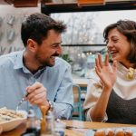 El sencillo (y reconfortante) gesto al comer que podría beneficiar a tu salud