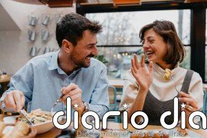 El sencillo (y reconfortante) gesto al comer que podría beneficiar a tu salud