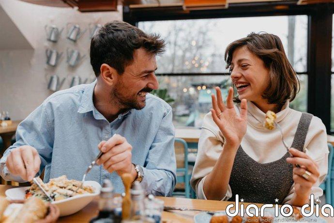 El sencillo (y reconfortante) gesto al comer que podría beneficiar a tu salud