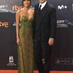 El traje que siempre funciona en una alfombra roja lo tiene Brad Pritt y lo ha lucido en San Sebastián