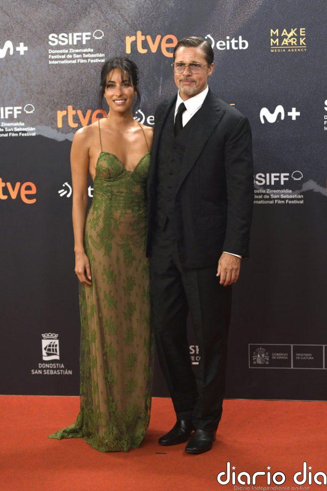 El traje que siempre funciona en una alfombra roja lo tiene Brad Pritt y lo ha lucido en San Sebastián