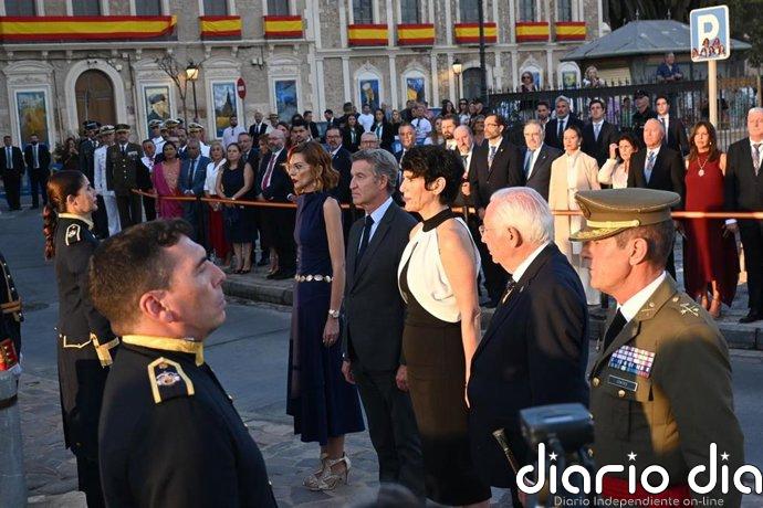 Elma Saiz recibe abucheos y gritos de "fuera, fuera" y Feijóo una ovación en el Día de Melilla