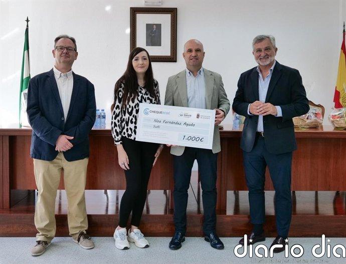Entregado en Suflí el primer cheque bebé de la 'Estrategia Almería 103'