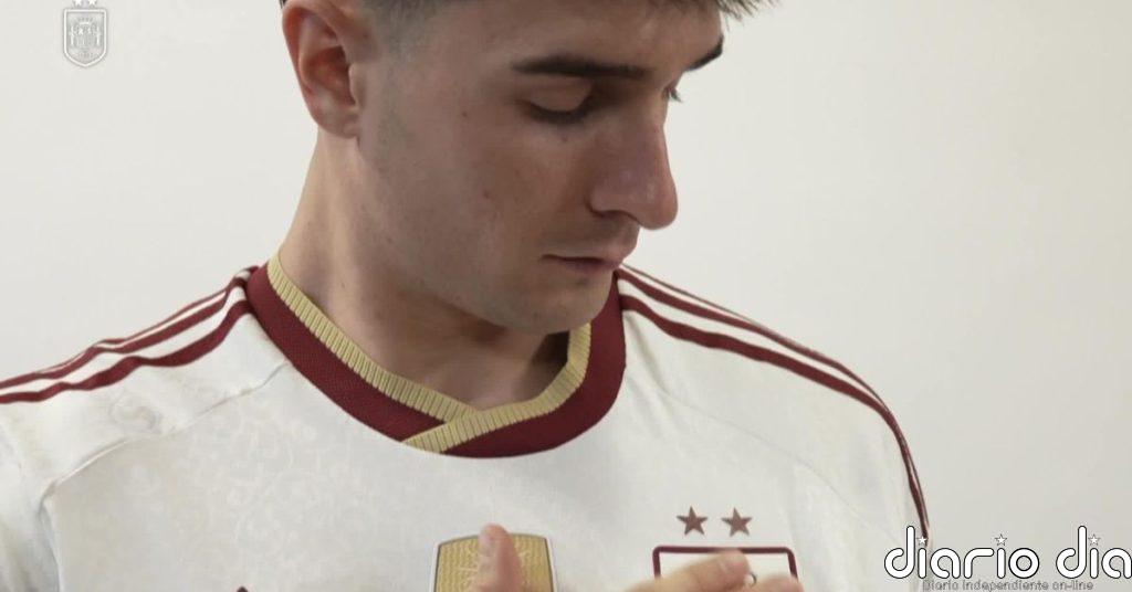 España presenta la nueva camiseta con las dos estrellas