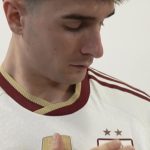 España presenta la nueva camiseta con las dos estrellas