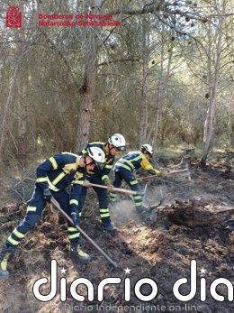 Estabilizado el incendio forestal de Carcastillo Bomberos trabajando sobre el terreno para extinguir el incendio forestal de Carcastillo.