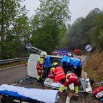 Excarcelan a una conductora herida tras volcar en Cabuérniga