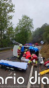 Excarcelan a una conductora herida tras volcar en Cabuérniga