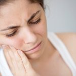 Expertas abogan por relajar la mandíbula durante el día para proteger la salud bucodental en la vuelta a la rutina