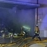 Extinguido el incendio declarado en una fábrica de textil en el polígono norte de Alcoy