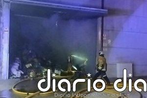 Extinguido el incendio declarado en una fábrica de textil en el polígono norte de Alcoy