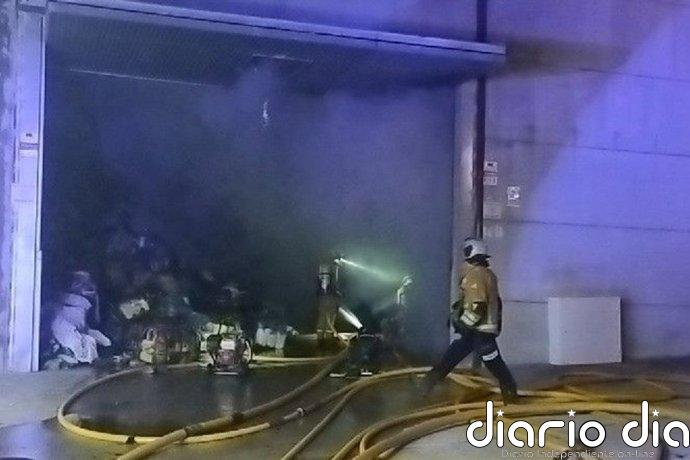 Extinguido el incendio declarado en una fábrica de textil en el polígono norte de Alcoy