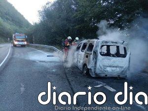 Extinguido sin heridos el incendio de un coche en Soba