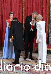Felipe VI y Letizia reciben a Emmanuel y Brigitte Macron en una cena de Estado en el Palacio Real