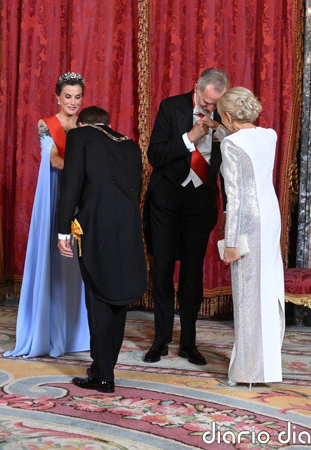 Felipe VI y Letizia reciben a Emmanuel y Brigitte Macron en una cena de Estado en el Palacio Real