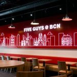 Five Guys abre en Barcelona su primer restaurante en un aeropuerto de la Unión Europea