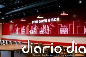 Five Guys abre en Barcelona su primer restaurante en un aeropuerto de la Unión Europea