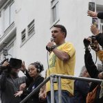 Flávio Bolsonaro liga a Lula y Alexandre De Moraes ante los mensajes del expresidente del Banco Master al juez brasileño