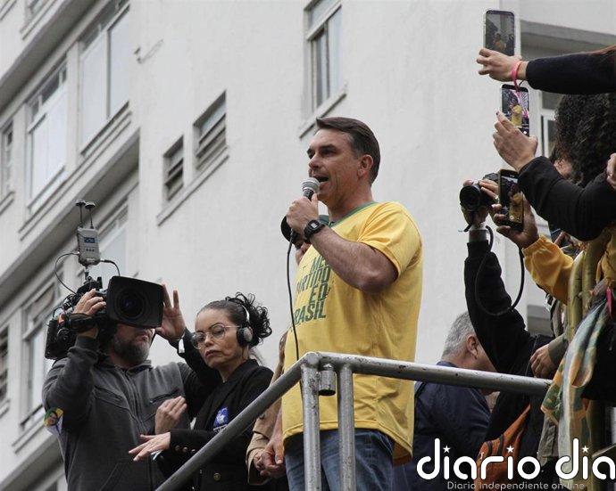 Flávio Bolsonaro liga a Lula y Alexandre De Moraes ante los mensajes del expresidente del Banco Master al juez brasileño