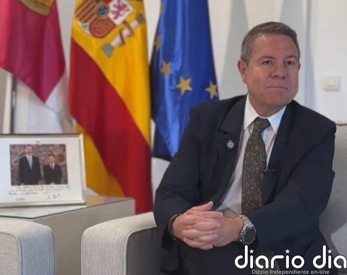 García-Page, con una foto junto al Rey, felicita a los ceutíes y les envía el "cariño y solidaridad" de C. La Mancha